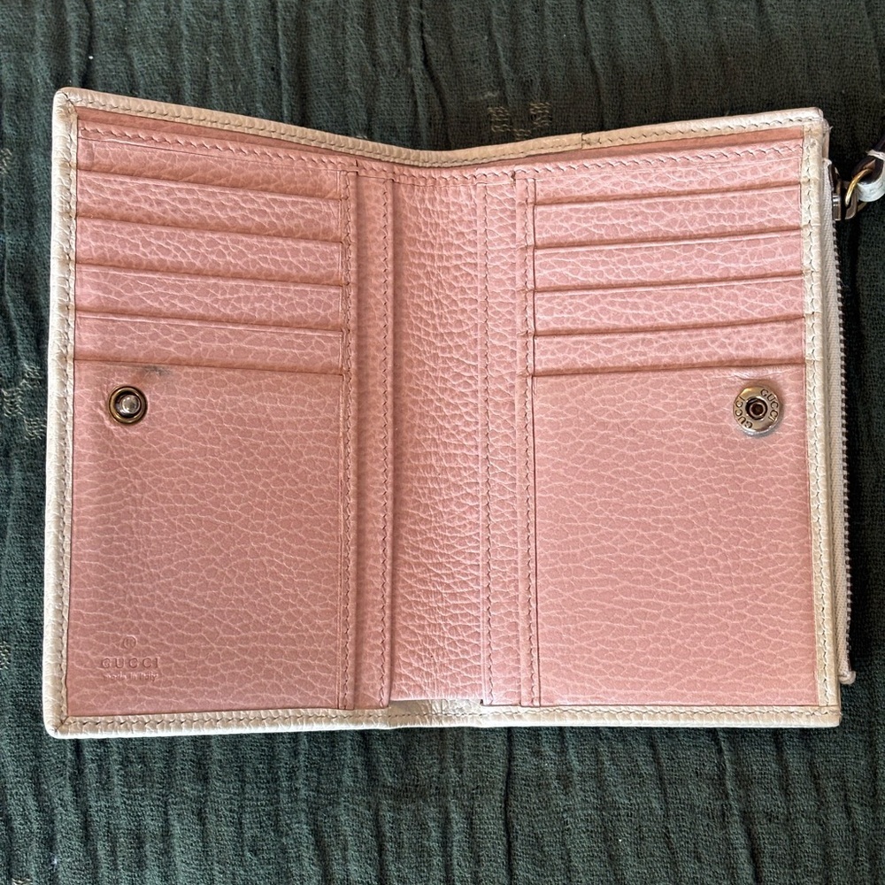 Gucci Marmot White Pebbled Leather Zip Wallet with Gold Bow Accent EUC - Picture 3 of 9